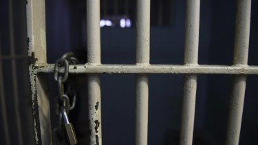 Arrestan a guardia penal que supuestamente roció con gas pimienta a su hijo