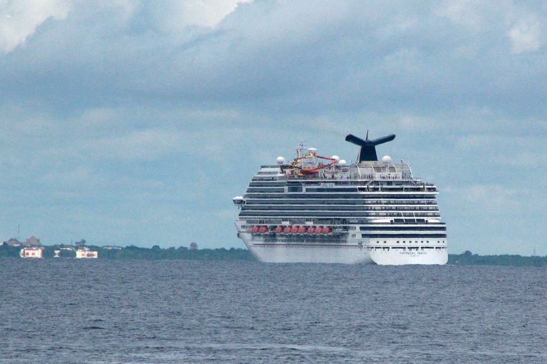 El crucero Carnival Magic pasa cerca de Cozumel, M&eacute;xico, el viernes 17 de octubre de 2014. El buque, que transporta a una trabajadora de salud de Dallas que est&aacute; siendo monitoreada para ver si presenta s&iacute;ntomas del virus del &eacute;b
