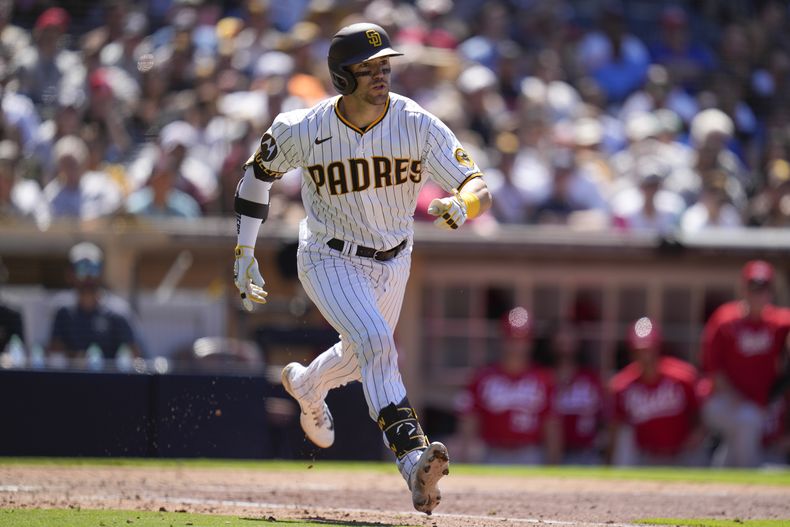 Brett Sullivan, de los Padres de San Diego, corre tras conectar un elevado en el juego del miércoles 3 de mayo de 2023, ante los Rojos de Cincinnati (AP Foto/Gregory Bull)