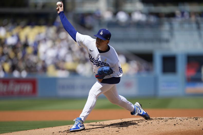 Bobby Miller (70) abridor de los Dodgers de Los Ángeles, lanza durante la primera entrada del juego de béisbol en contra de los Bravos de Atlanta, en Los Ángeles, el domingo 3 de septiembre de 2023. (AP Foto/Ashley Landis)