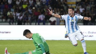 Francisco González, de la selección de Argentina, festeja tras anotar ante el arquero Randall Rodríguez, de Uruguay, el viernes 2 de febrero de 2024, en el Preolímpico Sudamericano (AP Foto/Matías Delacroix)