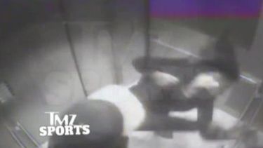 americateve | Los Ravens de Baltimore rompieron el contrato a Ray Rice por noquear a su esposa. La estrella del fútbol americano la dejó inconsciente luego de darle un puñetazo en el interior del ascensor. Las cámaras de seguridad captaron el violento momento de la fig