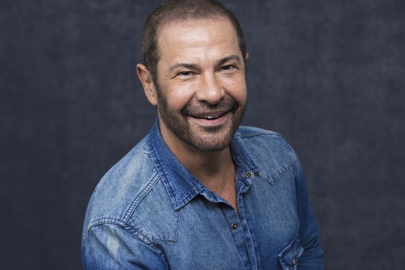 Ricardo Rojas posa para un retrato para promocionar la serie And Just Like That... el lunes 29 de mayo de 2023 en Los Ángeles. Rojas, estilista de celebridades como Donatella Versace, Cher y Mariah Carey, aparecerá en dos episodios de la serie de HBO. (Foto Willy Sanjuan/Invision/AP)