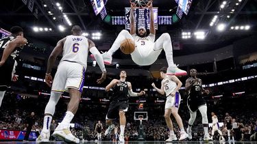 Lakers, con 44 puntos de Davis, superan a Bucks 133-129