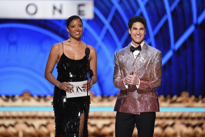 Los presentadores del Acto Uno, Renee Elise Goldsberry, a la izquierda, y Darren Criss, hablan durante la 78.ª edición de los Premios Tony el domingo 8 de junio de 2025 en el Radio City Music Hall de Nueva York. (Charles Sykes/Invision/AP)