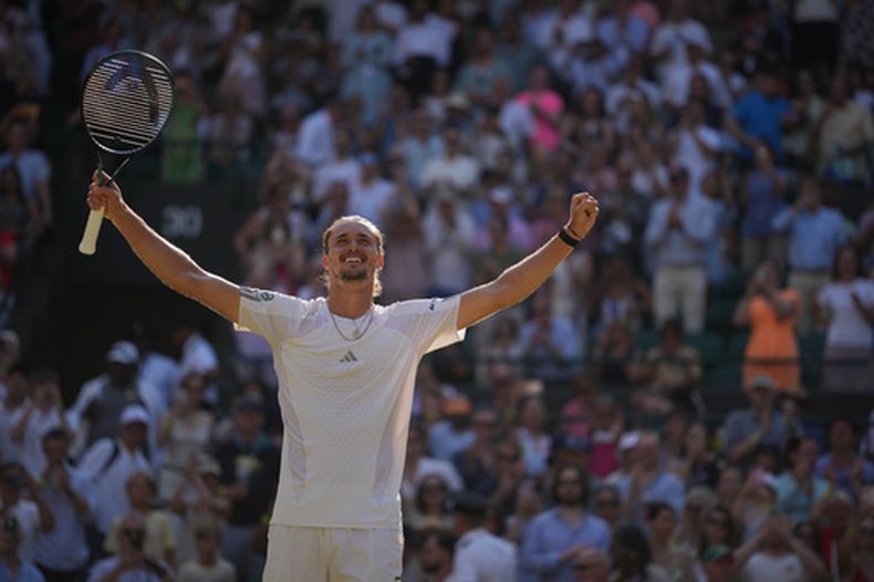Alexander Zverev, de Alemania, celebra su victoria contra Taylor Fritz, de los Estados Unidos, en su partido de cuartos de final de individuales masculinos en el Campeonato de Tenis de Wimbledon, en Londres, el miércoles 8 de julio de 2026. (Foto AP/Kin Cheung)