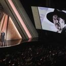 Morgan Freeman habla de Gene Hackman con una imagen del fallecido actor en la pantalla durante los Oscar el domingo 2 de marzo de 2025 en el Teatro Dolby de Los Ángeles. (Foto AP/Chris Pizzello)