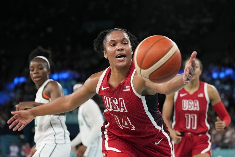 Alyssa Thomas, de Estados Unidos, persigue un balón durante el partido de cuartos de final del basquetbol olímpico ante Nigeria, el miércoles 7 de agosto de 2024, en París (AP foto/Mark J. Terrill)