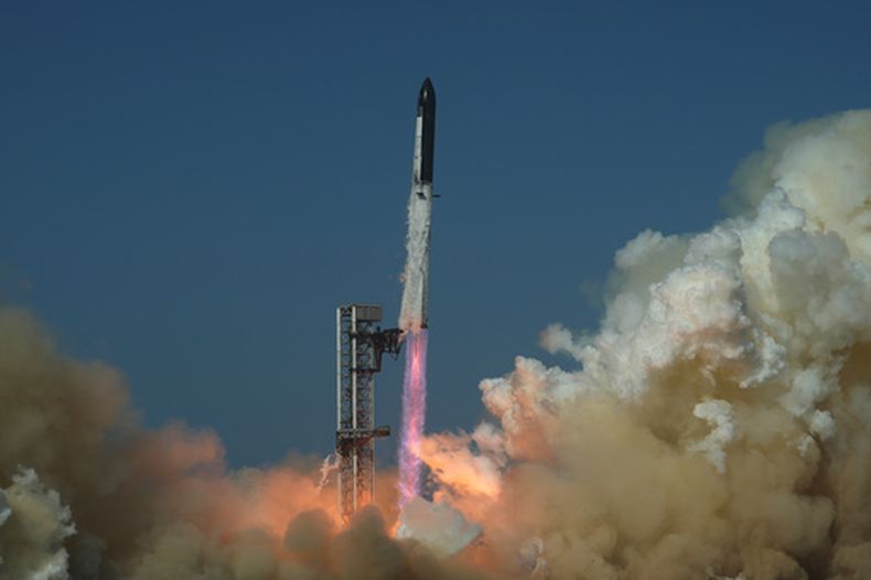 El cohete Starship de SpaceX despega desde Starbase, Texas, el 24 de julio del 2026. (AP foto/Eric Gay)