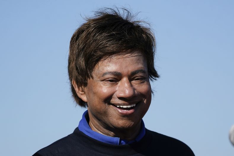 ARCHIVO - El representante demócrata Shri Thanedar sonríe durante el desfile por el Día del Trabajo, el 4 de septiembre de 2023, en Detroit. (AP Foto/Paul Sancya, archivo)