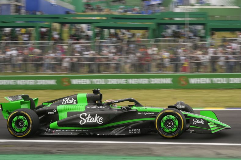 Valtteri Bottas al volante de un Sauber durante la clasificación para el sprint del Gran Premio de Brasil, el lunes 1 de noviembre de 2024, en Sao Paulo. (AP Foto/Andre Penner)