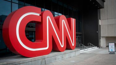 ARCHIVO - El logotipo de CNN aparece en la entrada del CNN Center en Atlanta, el 2 de febrero de 2022. (Foto AP/Ron Harris, archivo)