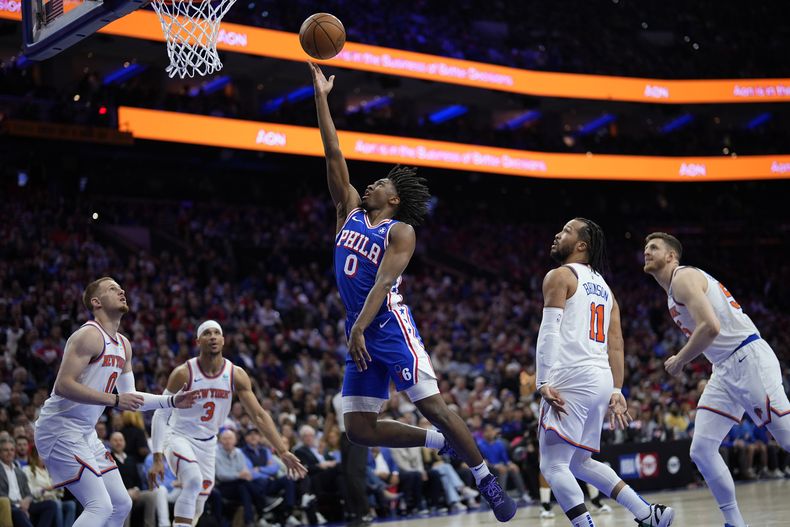 Tyrese Maxey (0), de los 76ers de Filadelfia,supera a Jalen Brunson (11), de los Knicks de Nueva York, durante la segunda mitad del Juego 3 en una serie de playoffs de primera ronda de baloncesto de la NBA, el jueves 25 de abril de 2024, en Filadelfia. (AP Foto/Matt Slocum)