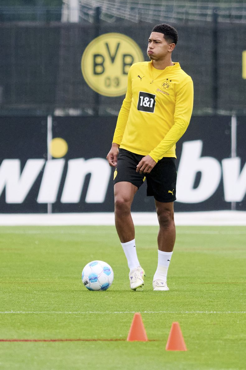 Jobe Bellingham, la nueva contratación del Borussia Dortmund, hermano de Jude Bellingham, del Real Madrid, participa en su primer entrenamiento con el equipo alemán el martes 10 de junio de 2025, en Dortmund, Aleamania. (Bernd Thissen/dpa via AP)
