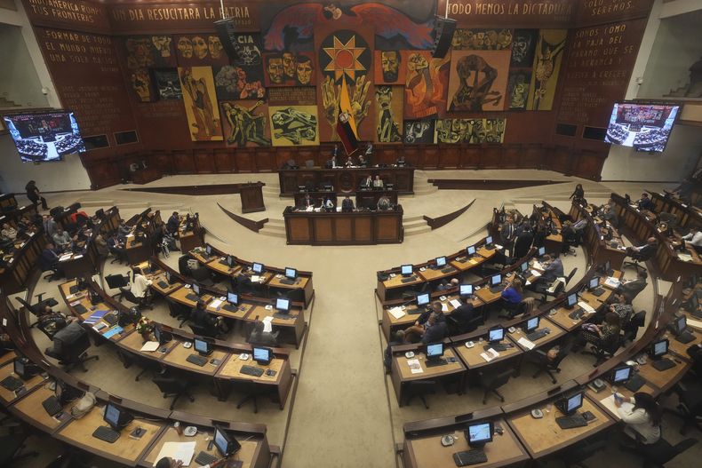 Los legisladores celebran una sesión para decidir si continúan el proceso que podría conducir a la destitución del presidente Guillermo Lasso, acusado de presunta malversación de fondos públicos, en la Asamblea Nacional en Quito, Ecuador, el martes 9 de mayo de 2023. (AP Foto/Dolores Ochoa)