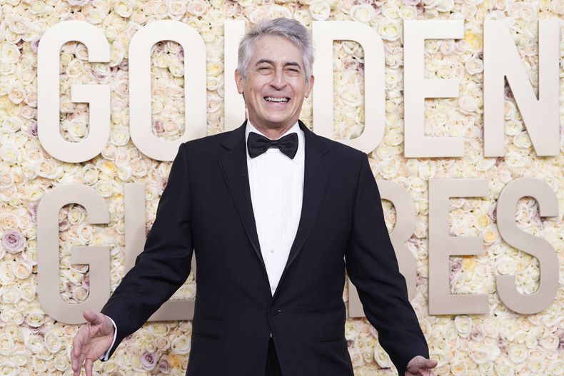 Alexander Payne llega a la 81a entrega de los Globos de Oro el domingo 7 de enero de 2024, en el hotel Beverly Hilton en Beverly Hills, California. (Foto Jordan Strauss/Invision/AP)
