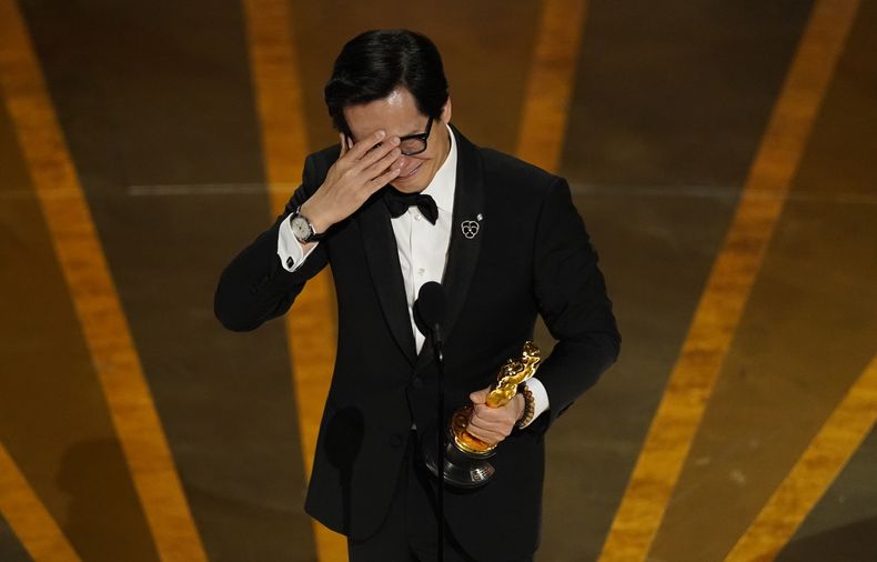 ARCHIVO - Ke Huy Quan recibe el premio a mejor actor de reparto por Everything Everywhere All at Once en los Oscars el 12 de marzo de 2023, en el Teatro Dolby en Los Angeles. (Foto AP/Chris Pizzello)