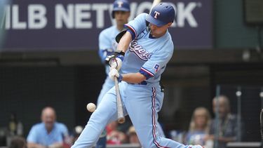 Corey Seager de los Rangers de Texas conecta un jonrón de dos carreras en la segunda entrada frente a los Rockies de Colorado el domingo 21 de mayo del 2023. (AP Foto/LM Otero)