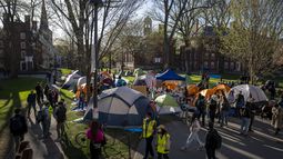 ARCHIVO - Estudiantes en protesta contra la guerra en Gaza, y transeúntes que caminan por Harvard Yard, son vistos en un campamento en la Universidad de Harvard en Cambridge, Massachusetts, 25 de abril de 2024. (AP foto/Ben Curtis, archivo)