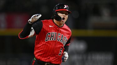 El japonés Munetaka Murakami, de los Medias Blancas de Chicago, celebra mientras corre las bases después de batear un jonrón solitario durante la primera entrada del juego de béisbol de Grandes Ligas contra los Rockies de Colorado, el viernes 25 de septiembre de 2026, en Chicago. (AP Foto/Paul Beaty)