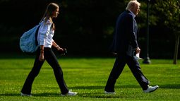 ARCHIVO - El presidente Donald Trump, a la derecha, llega con su nieta Kai Trump a la Casa Blanca, el viernes 26 de septiembre de 2025, en Washington. (AP Photo/Julia Demaree Nikhinson, Archivo)
