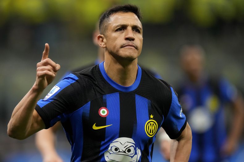 El chileno Alexis Sánchez celebra tras anotar el segundo gol del Inter de Milán ante el Genoa en la Serie A, el lunes 4 de marzo de 2024. (AP Foto/Luca Bruno)