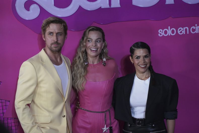 Los actores Ryan Gosling, izquierda, Margot Robbie, centro, y America Ferrera, posan para un retrato en la alfombra rosa de la película Barbie en la Ciudad de México el jueves 6 de julio de 2023. (Foto AP/Marco Ugarte)