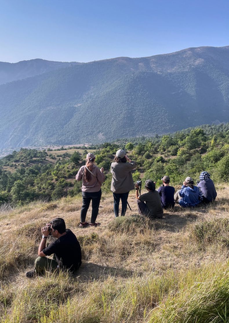 Esta foto, cortesía de AvayeBoom, muestra a observadores de aves de la organización en el Área Protegida de Parvar, una región montañosa del norte de la provincia de Semnan, Irán, durante el otoño de 2025. (Mohammad Ali Agha Ebrahimi/AvayeBoom vía AP)
