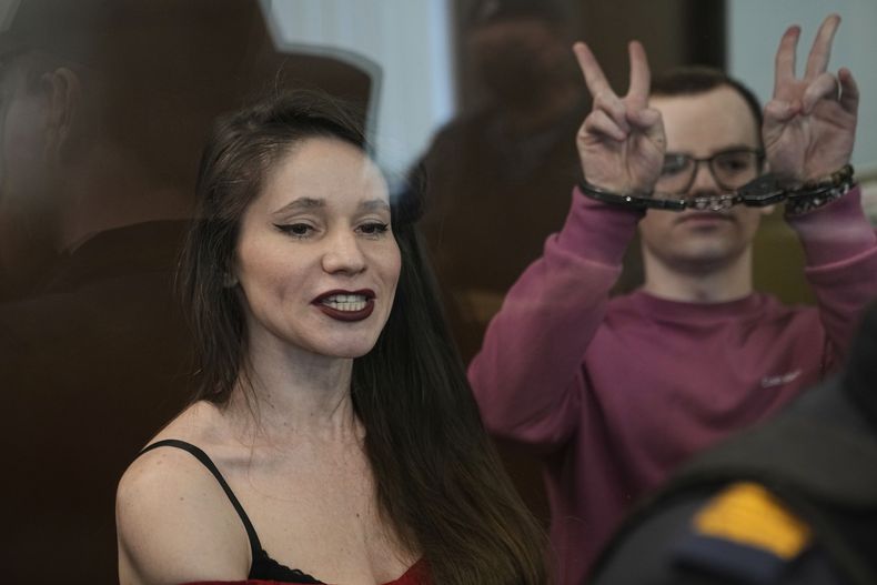 Los periodistas rusos (de izq a der) Antonina Favorskaya y Artyom Kriger en el tribunal en Moscú el 15 de abril del 2025. (AP foto)