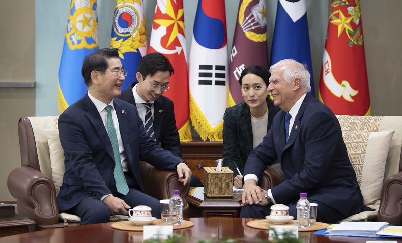 En esta imagen proporcionada por el Ministerio surcoreano de Defensa, el ministro surcoreano de Defensa, Kim Yong Hyun, a la izquierda, habla con el jefe de política exterior de la Unión Europea, Josep Borrell, a la derecha, en el Ministerio de Defensa en Seúl, Corea del Sur, el lunes 4 de noviembre de 2024. (Ministerio de Defensa de Corea del Sur via AP)
