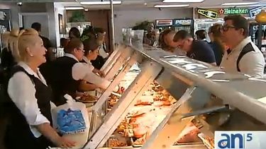 americateve | Residentes de Hialeah realizan compras de última hora para la celebración del día de Acción de Gracias y optan por diferentes recetas y platos para reunirse con familiares y amigos.