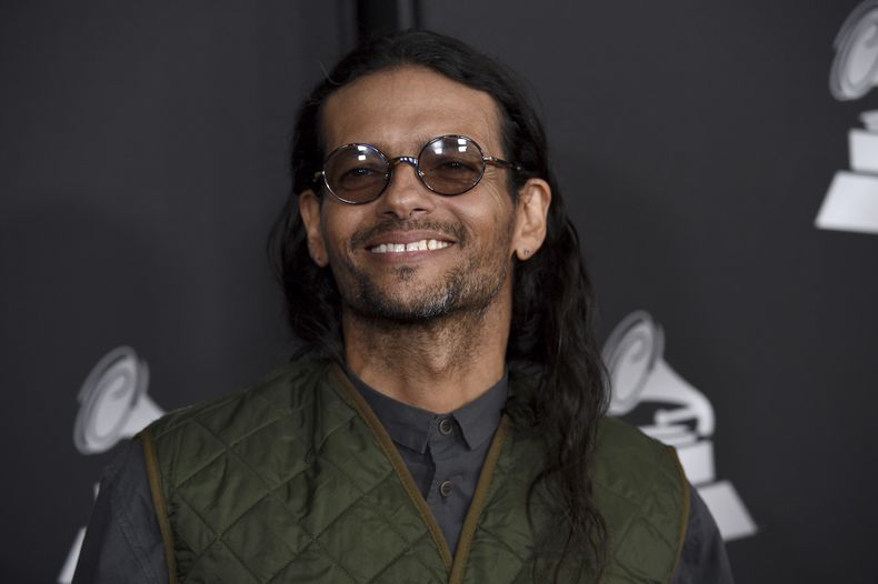 ARCHIVO - Draco Rosa llega a la ceremonia de la Academia Latina de la Grabación en honor a la Persona del Año dedicada a Juanes el 13 de noviembre de 2019, en el centro de conferencias del MGM en Las Vegas. Draco Rosa será uno de los artistas que se presentarán en vivo en La Premiere del Latin Grammy. (Foto AP/Chris Pizzello, archivo)