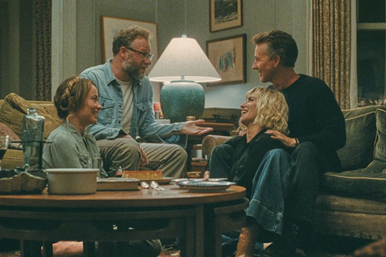 Esta imagen, difundida por A24, muestra —de izquierda a derecha— a Olivia Wilde, Seth Rogen, Penélope Cruz y Edward Norton en una escena de The Invite. (A24 via AP)