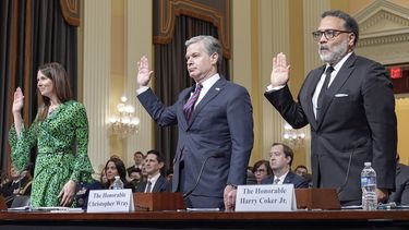 La directora de la Agencia de Seguridad Cibernética y de Infraestructura del Departamento de Seguridad Nacional de Estados Unidos, Jen Easterly (izquierda), el director del FBI Christopher Wray (centro), y Harry Coker, director de la Oficina del Director Nacional Cibernético, prestan juramento ante el Comité Selecto de la Cámara de Representantes sobre el Partido Comunista de China en el Capitolio, el miércoles 31 de enero de 2024, en Washington. (AP Foto/Mariam Zuhaib)