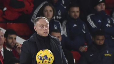 Steve Cooper, entrenador de Nottingham Forest, sostiene el balón durante el partido de fútbol de la Liga Premier de Inglaterra entre Nottingham Forest y Tottenham Hotspur en City Ground, en Nottingham, Inglaterra, el viernes 15 de diciembre de 2023. Cooper fue despedido por el Forest después de que el dueño del equipo Evangelos Marinakis perdiera la paciencia al verlo hundirse hacia la zona de descenso de la Liga Premier el martes 19 de diciembre de 2023. (AP Foto/Rui Vieira)