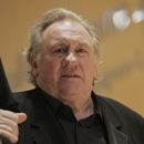 El actor francés Gerard Depardieu se toma un descanso durante su juicio por las presuntas agresiones sexuales a dos mujeres en una película filmada en 2021, el miércoles 26 de marzo de 2025 en París. (Foto AP/Aurelien Morissard)