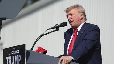 ARCHIVO - El expresidente Donald Trump habla en un acto en Summerville, Carolina del Sur, 25 de setiembre de 2023. Trump planea aprovechar una rivalidad del fútbol americano universitario este fin de semana para darse un baño de multitud en Carolina del Sur, donde espera eclipsar a Nikki Haley, su rival por la candidatura presidencial republicana, en el estado donde ella es local. (AP Foto/Artie Walker Jr., File)