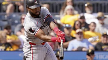 Manuel Margot, de los Mellizos de Minnesota, batea un triple remolcador de una carrera durante la 10ma entrada del juego de béisbol en contra de los Piratas de Pittsburgh, el domingo 9 de junio de 2024, en Pittsburgh. (AP Foto/Matt Freed)