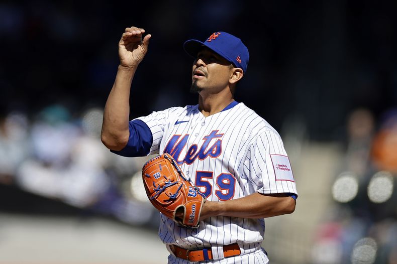 Carlos Carrasco de los Mets de Nueva York durante el quinto inning del juego contra los Marlins de Miami, el doming 9 de abril de 2023. (AP Foto/Adam Hunger)
