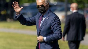 Biden promueve autos eléctricos para impulsar economía
