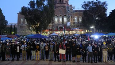 Manifestantes propalestinos entrelazan los brazos en el campus de UCLA el miércoles 1 de mayo de 2024 en Los Ángeles. (AP Foto/Jae C. Hong)