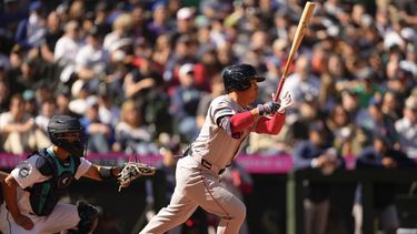 Masataka Yoshida, de los Medias Rojas de Boston, batea un sencillo en contra de los Marineros de Seattle durante la sexta entrada del juego de béisbol, el domingo 31 de marzo de 2024, en Seattle. (AP Foto/Lindsey Wasson)