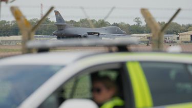 Un bombardero B1 se prepara para despegar mientras agentes de policía mantienen un puesto de control cerca de la Base Aérea Fairford de la RAF, en Fairford, Inglaterra, el 29 de septiembre de 2026. (AP Foto/Alastair Grant)