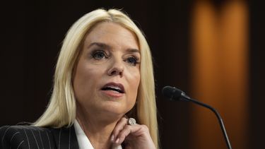 Pam Bondi, la nominada del presidente electo Donald Trump como secretaria de Justicia, en una audiencia ante la Comisión de Asuntos Jurídicos del Senado para su confirmación, el miércoles 15 de enero de 2025, en Washington. (AP Foto/J. Scott Applewhite)