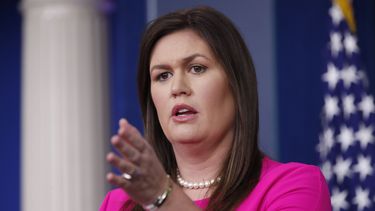 Trump considera revocar credenciales a funcionarios de Obama