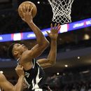 Bucks derrotan a Hawks y conservan foja perfecta
