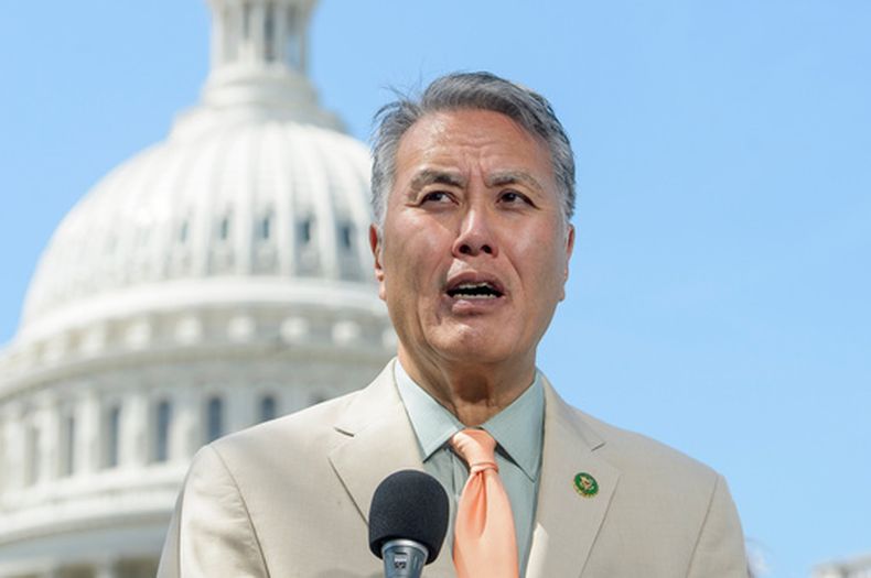 ARCHIVO - El representante demócrata Mark Takano habla durante una conferencia de prensa sobre la Ley de Igualdad en el Capitolio, el 29 de abril de 2025, en Washington. (AP Foto/Rod Lamkey, Jr., archivo)