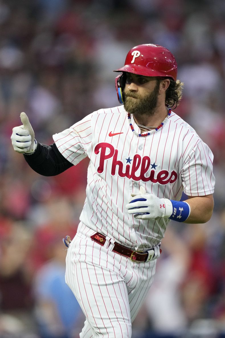 Bryce Harper, de los Filis de Filadelfia, festeja luego de conectar un jonrón ante los Angelinos de Los Ángeles, el martes 29 de agosto de 2023 (AP Foto/Matt Slocum)
