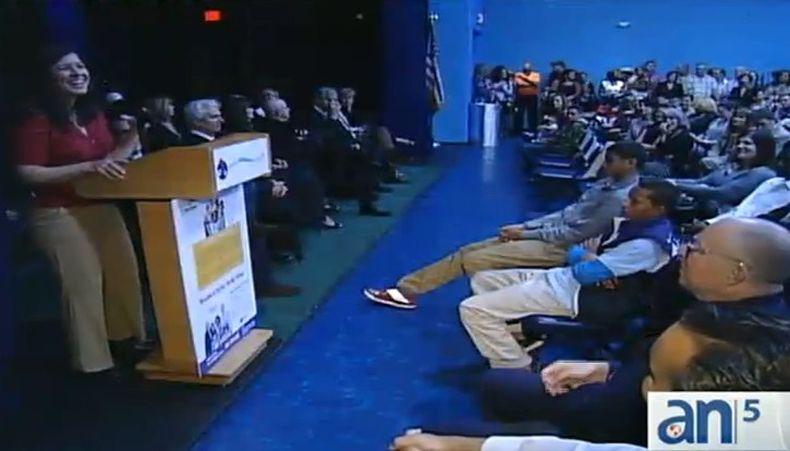 Hoy se celebra el día nacional de la adopción y Adriana Navarro está en el Miami Children Museum donde se ha celebrado un evento al respecto.