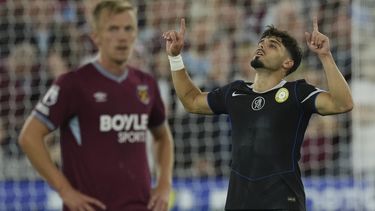 Pedro Neto, de Chelsea, celebra después de anotar un gol durante el partido de fútbol de la Liga Premier entre Chelsea y West Ham el viernes 22 de agosto de 2025, en Londres. (AP Foto/Dave Shopland)